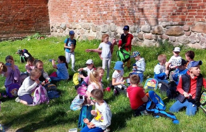 13.05 uczniowie klasy 1b postanowili wykorzystać dobrą pogodę i w ramach projektu eTwinning 