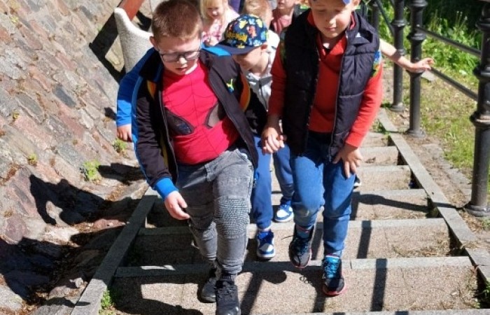 13.05 uczniowie klasy 1b postanowili wykorzystać dobrą pogodę i w ramach projektu eTwinning 