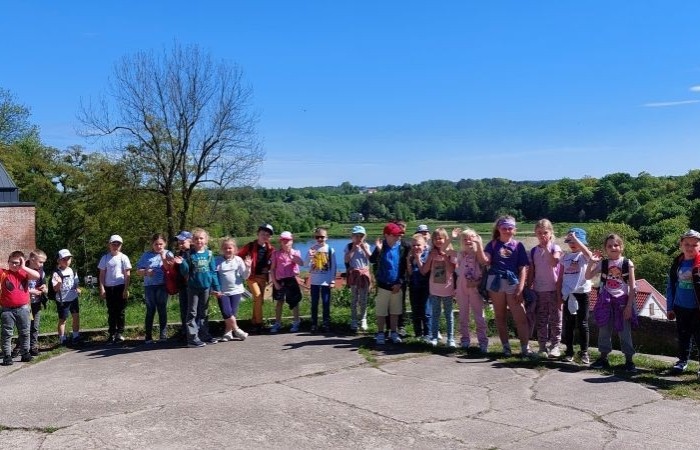 13.05 uczniowie klasy 1b postanowili wykorzystać dobrą pogodę i w ramach projektu eTwinning 