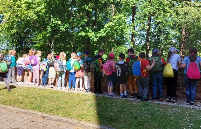 13.05 uczniowie klasy 1b postanowili wykorzystać dobrą pogodę i w ramach projektu eTwinning 