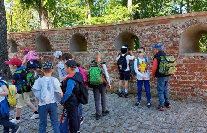 13.05 uczniowie klasy 1b postanowili wykorzystać dobrą pogodę i w ramach projektu eTwinning 