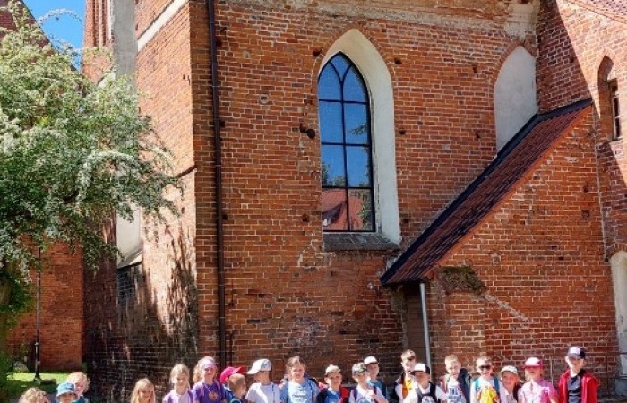 13.05 uczniowie klasy 1b postanowili wykorzystać dobrą pogodę i w ramach projektu eTwinning 