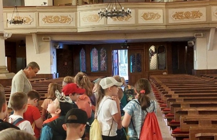 13.05 uczniowie klasy 1b postanowili wykorzystać dobrą pogodę i w ramach projektu eTwinning 