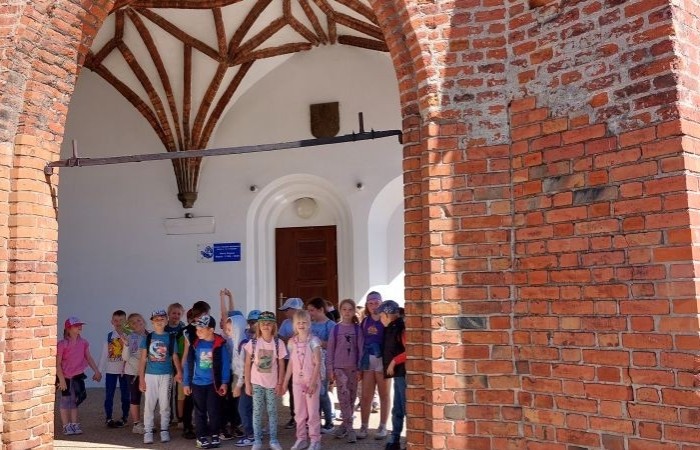 13.05 uczniowie klasy 1b postanowili wykorzystać dobrą pogodę i w ramach projektu eTwinning 