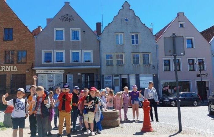 13.05 uczniowie klasy 1b postanowili wykorzystać dobrą pogodę i w ramach projektu eTwinning 