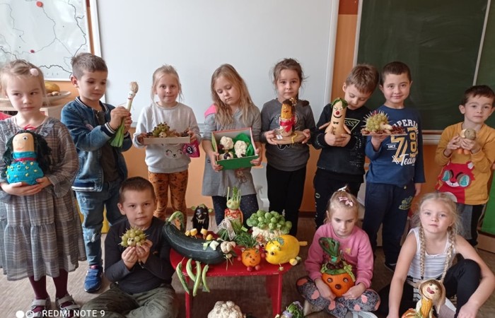 Promując zdrowe odżywianie , jedzenie owoców i warzyw w grupach przedszkolnych odbywają się różne ciekawe zajęcia i konkursy. W zerówce odbył się konkurs plastyczny dla dzieci i ich rodziców którego celem było wykonanie kukiełki z warzyw. Powstało wiele ciekawych prac, a dzieci poznały że warzywami można się także bawić.