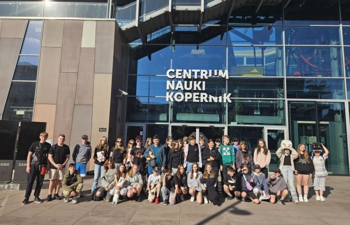 W dniach 15-16 maja klasy VII a, VII b i VI a odwiedziły stolicę. Pierwszy dzień rozpoczęliśmy od Placu Zamkowego i kolumny Zygmunta. Zwiedziliśmy Zamek Królewski i przespacerowaliśmy się bulwarem nadwiślańskim pod pomnik Syrenki, gdzie zrobiliśmy pamiątkowe zdjęcie. Popołudnie spędziliśmy w Centrum Nauki Kopernik. Drugi dzień rozpoczęliśmy spacerem po Parku Łazienkowskim, następnie przeszliśmy Krakowskim Przedmieściem pod Grób Nieznanego Żołnierza i Pałac Prezydencki. Oczywiście nie ominęliśmy też najbardziej charakterystycznego miejsca w Warszawie, czyli Pałacu Kultury i Nauki. Ostatnim punktem wycieczki była wizyta w Muzeum Powstania Warszawskiego. To były dwa dni pełne niezapomnianych wrażeń