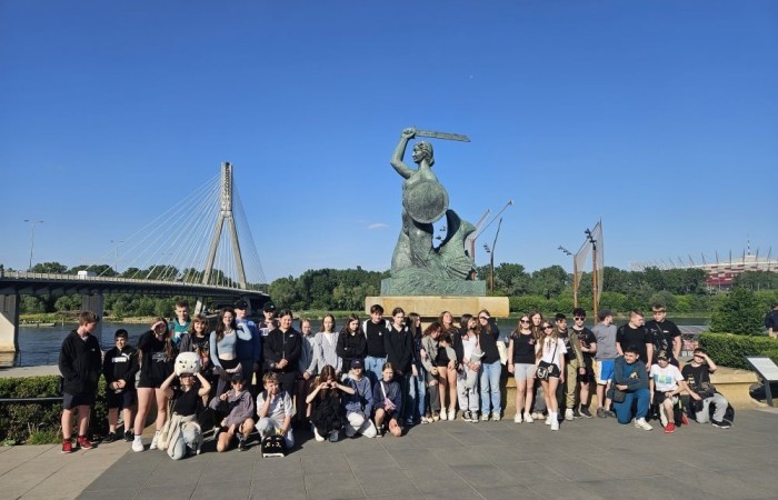 W dniach 15-16 maja klasy VII a, VII b i VI a odwiedziły stolicę. Pierwszy dzień rozpoczęliśmy od Placu Zamkowego i kolumny Zygmunta. Zwiedziliśmy Zamek Królewski i przespacerowaliśmy się bulwarem nadwiślańskim pod pomnik Syrenki, gdzie zrobiliśmy pamiątkowe zdjęcie. Popołudnie spędziliśmy w Centrum Nauki Kopernik. Drugi dzień rozpoczęliśmy spacerem po Parku Łazienkowskim, następnie przeszliśmy Krakowskim Przedmieściem pod Grób Nieznanego Żołnierza i Pałac Prezydencki. Oczywiście nie ominęliśmy też najbardziej charakterystycznego miejsca w Warszawie, czyli Pałacu Kultury i Nauki. Ostatnim punktem wycieczki była wizyta w Muzeum Powstania Warszawskiego. To były dwa dni pełne niezapomnianych wrażeń