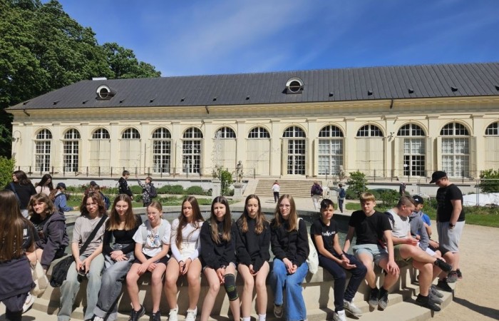 W dniach 15-16 maja klasy VII a, VII b i VI a odwiedziły stolicę. Pierwszy dzień rozpoczęliśmy od Placu Zamkowego i kolumny Zygmunta. Zwiedziliśmy Zamek Królewski i przespacerowaliśmy się bulwarem nadwiślańskim pod pomnik Syrenki, gdzie zrobiliśmy pamiątkowe zdjęcie. Popołudnie spędziliśmy w Centrum Nauki Kopernik. Drugi dzień rozpoczęliśmy spacerem po Parku Łazienkowskim, następnie przeszliśmy Krakowskim Przedmieściem pod Grób Nieznanego Żołnierza i Pałac Prezydencki. Oczywiście nie ominęliśmy też najbardziej charakterystycznego miejsca w Warszawie, czyli Pałacu Kultury i Nauki. Ostatnim punktem wycieczki była wizyta w Muzeum Powstania Warszawskiego. To były dwa dni pełne niezapomnianych wrażeń