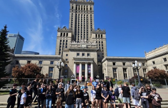 W dniach 15-16 maja klasy VII a, VII b i VI a odwiedziły stolicę. Pierwszy dzień rozpoczęliśmy od Placu Zamkowego i kolumny Zygmunta. Zwiedziliśmy Zamek Królewski i przespacerowaliśmy się bulwarem nadwiślańskim pod pomnik Syrenki, gdzie zrobiliśmy pamiątkowe zdjęcie. Popołudnie spędziliśmy w Centrum Nauki Kopernik. Drugi dzień rozpoczęliśmy spacerem po Parku Łazienkowskim, następnie przeszliśmy Krakowskim Przedmieściem pod Grób Nieznanego Żołnierza i Pałac Prezydencki. Oczywiście nie ominęliśmy też najbardziej charakterystycznego miejsca w Warszawie, czyli Pałacu Kultury i Nauki. Ostatnim punktem wycieczki była wizyta w Muzeum Powstania Warszawskiego. To były dwa dni pełne niezapomnianych wrażeń