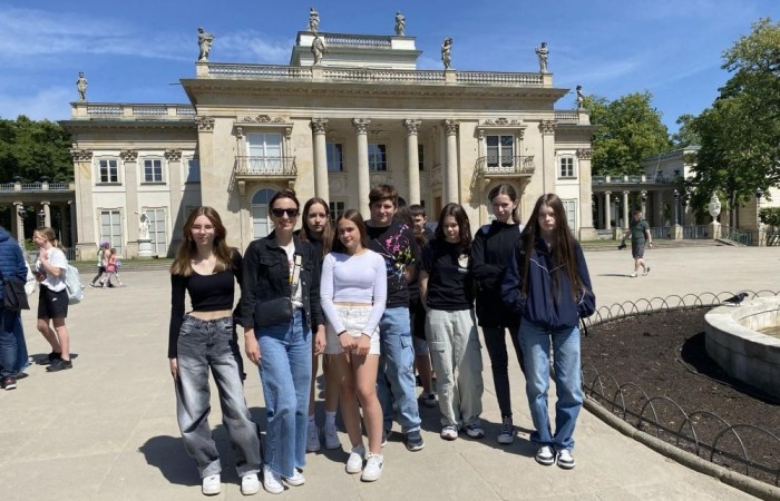 W dniach 15-16 maja klasy VII a, VII b i VI a odwiedziły stolicę. Pierwszy dzień rozpoczęliśmy od Placu Zamkowego i kolumny Zygmunta. Zwiedziliśmy Zamek Królewski i przespacerowaliśmy się bulwarem nadwiślańskim pod pomnik Syrenki, gdzie zrobiliśmy pamiątkowe zdjęcie. Popołudnie spędziliśmy w Centrum Nauki Kopernik. Drugi dzień rozpoczęliśmy spacerem po Parku Łazienkowskim, następnie przeszliśmy Krakowskim Przedmieściem pod Grób Nieznanego Żołnierza i Pałac Prezydencki. Oczywiście nie ominęliśmy też najbardziej charakterystycznego miejsca w Warszawie, czyli Pałacu Kultury i Nauki. Ostatnim punktem wycieczki była wizyta w Muzeum Powstania Warszawskiego. To były dwa dni pełne niezapomnianych wrażeń