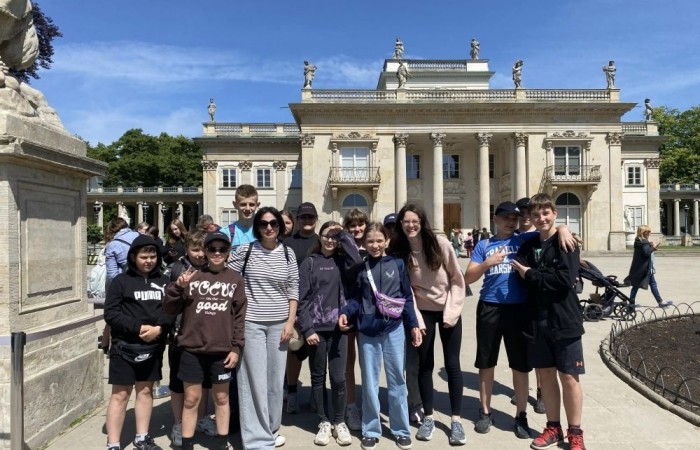 W dniach 15-16 maja klasy VII a, VII b i VI a odwiedziły stolicę. Pierwszy dzień rozpoczęliśmy od Placu Zamkowego i kolumny Zygmunta. Zwiedziliśmy Zamek Królewski i przespacerowaliśmy się bulwarem nadwiślańskim pod pomnik Syrenki, gdzie zrobiliśmy pamiątkowe zdjęcie. Popołudnie spędziliśmy w Centrum Nauki Kopernik. Drugi dzień rozpoczęliśmy spacerem po Parku Łazienkowskim, następnie przeszliśmy Krakowskim Przedmieściem pod Grób Nieznanego Żołnierza i Pałac Prezydencki. Oczywiście nie ominęliśmy też najbardziej charakterystycznego miejsca w Warszawie, czyli Pałacu Kultury i Nauki. Ostatnim punktem wycieczki była wizyta w Muzeum Powstania Warszawskiego. To były dwa dni pełne niezapomnianych wrażeń