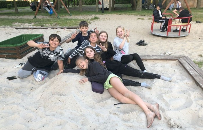 W dniach 15-18 maja 2024 roku uczniowie klas 4A i 5B wybrali się na wycieczkę do Łeby. Oto krótkie podsumowanie ich przygody.
Wizyta w Słowińskim Parku Narodowym była niezapomniana. Ruchome wydmy to unikalne miejsce, gdzie piaskowe pagórki przemieszczają się pod wpływem wiatru. Uczniowie mieli okazję spacerować po tych wydmach i podziwiać piękno natury.
W Łebie Parku czekało na nich wiele atrakcji: Zamek Strachu - dla odważnych, którzy lubią emocje; pojazdy Flinstonów - ciekawa atrakcja dla fanów kultowego serialu, Kopalnia złota - poszukiwanie skarbów; Labirynt magicznych luster - złudzenie nieskończonego lustra; zjeżdżalnie wodne 4 w 1 oraz zjeżdżalnia Boomerang - dla fanów wodnych atrakcji, zjazd na pontonach bez potrzeby przebierania się w stroje kąpielowe, wysokość ślizgu – 10 metrów; Diabelski Młyn, wysoki na 27 metrów wyposażony w 20 gondoli stoi nieopodal naszych zjeżdżalni, widok z góry zapiera dech w piersiach; park trampolin - ogromna przestrzeń, wypełniona parkourem, trampolinami, koszykówką, a także miejscem do robienia salt,  po których bezpiecznie wylądujesz na poduchę; autodrom - atrakcja którą zna niemal każdy! To must-have każdego parku rozrywki.
Uczniowie przemieszczali się po Łebie na melexach, co było wygodnym i ekscytującym środkiem transportu. Na koniec dnia uczniowie odpoczywali w Ośrodku Wypoczynkowym Fregata, gdzie mogli zrelaksować się po pełnym wrażeń dniu.
Wycieczka była udana, a uczniowie wrócili do domu z pięknymi wspomnieniami!