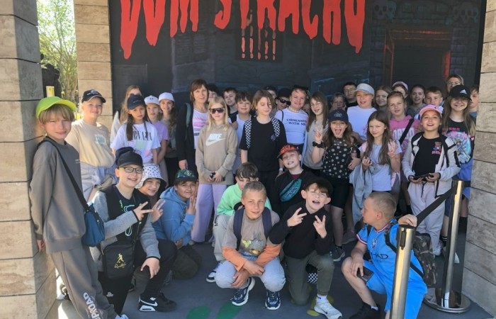 W dniach 15-18 maja 2024 roku uczniowie klas 4A i 5B wybrali się na wycieczkę do Łeby. Oto krótkie podsumowanie ich przygody.
Wizyta w Słowińskim Parku Narodowym była niezapomniana. Ruchome wydmy to unikalne miejsce, gdzie piaskowe pagórki przemieszczają się pod wpływem wiatru. Uczniowie mieli okazję spacerować po tych wydmach i podziwiać piękno natury.
W Łebie Parku czekało na nich wiele atrakcji: Zamek Strachu - dla odważnych, którzy lubią emocje; pojazdy Flinstonów - ciekawa atrakcja dla fanów kultowego serialu, Kopalnia złota - poszukiwanie skarbów; Labirynt magicznych luster - złudzenie nieskończonego lustra; zjeżdżalnie wodne 4 w 1 oraz zjeżdżalnia Boomerang - dla fanów wodnych atrakcji, zjazd na pontonach bez potrzeby przebierania się w stroje kąpielowe, wysokość ślizgu – 10 metrów; Diabelski Młyn, wysoki na 27 metrów wyposażony w 20 gondoli stoi nieopodal naszych zjeżdżalni, widok z góry zapiera dech w piersiach; park trampolin - ogromna przestrzeń, wypełniona parkourem, trampolinami, koszykówką, a także miejscem do robienia salt,  po których bezpiecznie wylądujesz na poduchę; autodrom - atrakcja którą zna niemal każdy! To must-have każdego parku rozrywki.
Uczniowie przemieszczali się po Łebie na melexach, co było wygodnym i ekscytującym środkiem transportu. Na koniec dnia uczniowie odpoczywali w Ośrodku Wypoczynkowym Fregata, gdzie mogli zrelaksować się po pełnym wrażeń dniu.
Wycieczka była udana, a uczniowie wrócili do domu z pięknymi wspomnieniami!