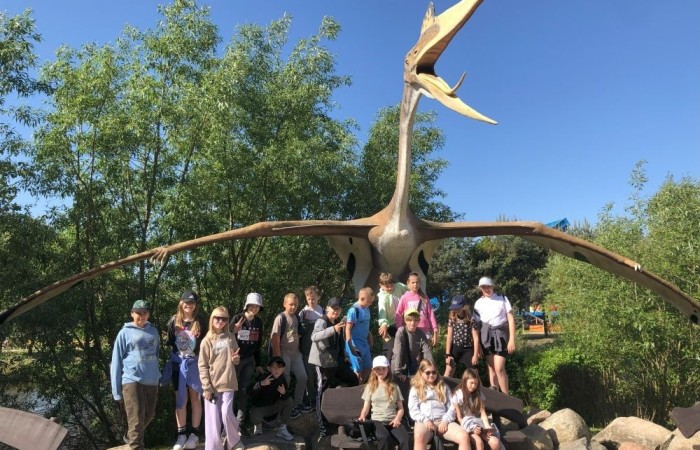 W dniach 15-18 maja 2024 roku uczniowie klas 4A i 5B wybrali się na wycieczkę do Łeby. Oto krótkie podsumowanie ich przygody.
Wizyta w Słowińskim Parku Narodowym była niezapomniana. Ruchome wydmy to unikalne miejsce, gdzie piaskowe pagórki przemieszczają się pod wpływem wiatru. Uczniowie mieli okazję spacerować po tych wydmach i podziwiać piękno natury.
W Łebie Parku czekało na nich wiele atrakcji: Zamek Strachu - dla odważnych, którzy lubią emocje; pojazdy Flinstonów - ciekawa atrakcja dla fanów kultowego serialu, Kopalnia złota - poszukiwanie skarbów; Labirynt magicznych luster - złudzenie nieskończonego lustra; zjeżdżalnie wodne 4 w 1 oraz zjeżdżalnia Boomerang - dla fanów wodnych atrakcji, zjazd na pontonach bez potrzeby przebierania się w stroje kąpielowe, wysokość ślizgu – 10 metrów; Diabelski Młyn, wysoki na 27 metrów wyposażony w 20 gondoli stoi nieopodal naszych zjeżdżalni, widok z góry zapiera dech w piersiach; park trampolin - ogromna przestrzeń, wypełniona parkourem, trampolinami, koszykówką, a także miejscem do robienia salt,  po których bezpiecznie wylądujesz na poduchę; autodrom - atrakcja którą zna niemal każdy! To must-have każdego parku rozrywki.
Uczniowie przemieszczali się po Łebie na melexach, co było wygodnym i ekscytującym środkiem transportu. Na koniec dnia uczniowie odpoczywali w Ośrodku Wypoczynkowym Fregata, gdzie mogli zrelaksować się po pełnym wrażeń dniu.
Wycieczka była udana, a uczniowie wrócili do domu z pięknymi wspomnieniami!