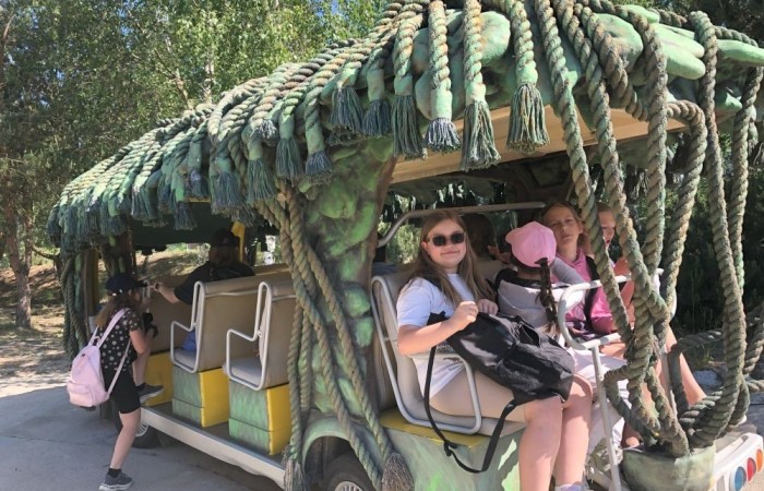 W dniach 15-18 maja 2024 roku uczniowie klas 4A i 5B wybrali się na wycieczkę do Łeby. Oto krótkie podsumowanie ich przygody.
Wizyta w Słowińskim Parku Narodowym była niezapomniana. Ruchome wydmy to unikalne miejsce, gdzie piaskowe pagórki przemieszczają się pod wpływem wiatru. Uczniowie mieli okazję spacerować po tych wydmach i podziwiać piękno natury.
W Łebie Parku czekało na nich wiele atrakcji: Zamek Strachu - dla odważnych, którzy lubią emocje; pojazdy Flinstonów - ciekawa atrakcja dla fanów kultowego serialu, Kopalnia złota - poszukiwanie skarbów; Labirynt magicznych luster - złudzenie nieskończonego lustra; zjeżdżalnie wodne 4 w 1 oraz zjeżdżalnia Boomerang - dla fanów wodnych atrakcji, zjazd na pontonach bez potrzeby przebierania się w stroje kąpielowe, wysokość ślizgu – 10 metrów; Diabelski Młyn, wysoki na 27 metrów wyposażony w 20 gondoli stoi nieopodal naszych zjeżdżalni, widok z góry zapiera dech w piersiach; park trampolin - ogromna przestrzeń, wypełniona parkourem, trampolinami, koszykówką, a także miejscem do robienia salt,  po których bezpiecznie wylądujesz na poduchę; autodrom - atrakcja którą zna niemal każdy! To must-have każdego parku rozrywki.
Uczniowie przemieszczali się po Łebie na melexach, co było wygodnym i ekscytującym środkiem transportu. Na koniec dnia uczniowie odpoczywali w Ośrodku Wypoczynkowym Fregata, gdzie mogli zrelaksować się po pełnym wrażeń dniu.
Wycieczka była udana, a uczniowie wrócili do domu z pięknymi wspomnieniami!