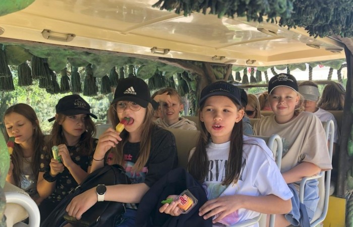 W dniach 15-18 maja 2024 roku uczniowie klas 4A i 5B wybrali się na wycieczkę do Łeby. Oto krótkie podsumowanie ich przygody.
Wizyta w Słowińskim Parku Narodowym była niezapomniana. Ruchome wydmy to unikalne miejsce, gdzie piaskowe pagórki przemieszczają się pod wpływem wiatru. Uczniowie mieli okazję spacerować po tych wydmach i podziwiać piękno natury.
W Łebie Parku czekało na nich wiele atrakcji: Zamek Strachu - dla odważnych, którzy lubią emocje; pojazdy Flinstonów - ciekawa atrakcja dla fanów kultowego serialu, Kopalnia złota - poszukiwanie skarbów; Labirynt magicznych luster - złudzenie nieskończonego lustra; zjeżdżalnie wodne 4 w 1 oraz zjeżdżalnia Boomerang - dla fanów wodnych atrakcji, zjazd na pontonach bez potrzeby przebierania się w stroje kąpielowe, wysokość ślizgu – 10 metrów; Diabelski Młyn, wysoki na 27 metrów wyposażony w 20 gondoli stoi nieopodal naszych zjeżdżalni, widok z góry zapiera dech w piersiach; park trampolin - ogromna przestrzeń, wypełniona parkourem, trampolinami, koszykówką, a także miejscem do robienia salt,  po których bezpiecznie wylądujesz na poduchę; autodrom - atrakcja którą zna niemal każdy! To must-have każdego parku rozrywki.
Uczniowie przemieszczali się po Łebie na melexach, co było wygodnym i ekscytującym środkiem transportu. Na koniec dnia uczniowie odpoczywali w Ośrodku Wypoczynkowym Fregata, gdzie mogli zrelaksować się po pełnym wrażeń dniu.
Wycieczka była udana, a uczniowie wrócili do domu z pięknymi wspomnieniami!