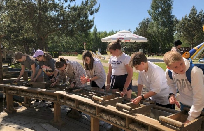 W dniach 15-18 maja 2024 roku uczniowie klas 4A i 5B wybrali się na wycieczkę do Łeby. Oto krótkie podsumowanie ich przygody.
Wizyta w Słowińskim Parku Narodowym była niezapomniana. Ruchome wydmy to unikalne miejsce, gdzie piaskowe pagórki przemieszczają się pod wpływem wiatru. Uczniowie mieli okazję spacerować po tych wydmach i podziwiać piękno natury.
W Łebie Parku czekało na nich wiele atrakcji: Zamek Strachu - dla odważnych, którzy lubią emocje; pojazdy Flinstonów - ciekawa atrakcja dla fanów kultowego serialu, Kopalnia złota - poszukiwanie skarbów; Labirynt magicznych luster - złudzenie nieskończonego lustra; zjeżdżalnie wodne 4 w 1 oraz zjeżdżalnia Boomerang - dla fanów wodnych atrakcji, zjazd na pontonach bez potrzeby przebierania się w stroje kąpielowe, wysokość ślizgu – 10 metrów; Diabelski Młyn, wysoki na 27 metrów wyposażony w 20 gondoli stoi nieopodal naszych zjeżdżalni, widok z góry zapiera dech w piersiach; park trampolin - ogromna przestrzeń, wypełniona parkourem, trampolinami, koszykówką, a także miejscem do robienia salt,  po których bezpiecznie wylądujesz na poduchę; autodrom - atrakcja którą zna niemal każdy! To must-have każdego parku rozrywki.
Uczniowie przemieszczali się po Łebie na melexach, co było wygodnym i ekscytującym środkiem transportu. Na koniec dnia uczniowie odpoczywali w Ośrodku Wypoczynkowym Fregata, gdzie mogli zrelaksować się po pełnym wrażeń dniu.
Wycieczka była udana, a uczniowie wrócili do domu z pięknymi wspomnieniami!