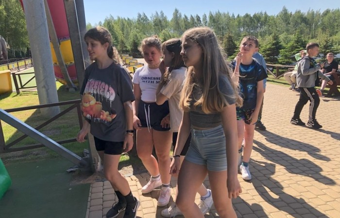 W dniach 15-18 maja 2024 roku uczniowie klas 4A i 5B wybrali się na wycieczkę do Łeby. Oto krótkie podsumowanie ich przygody.
Wizyta w Słowińskim Parku Narodowym była niezapomniana. Ruchome wydmy to unikalne miejsce, gdzie piaskowe pagórki przemieszczają się pod wpływem wiatru. Uczniowie mieli okazję spacerować po tych wydmach i podziwiać piękno natury.
W Łebie Parku czekało na nich wiele atrakcji: Zamek Strachu - dla odważnych, którzy lubią emocje; pojazdy Flinstonów - ciekawa atrakcja dla fanów kultowego serialu, Kopalnia złota - poszukiwanie skarbów; Labirynt magicznych luster - złudzenie nieskończonego lustra; zjeżdżalnie wodne 4 w 1 oraz zjeżdżalnia Boomerang - dla fanów wodnych atrakcji, zjazd na pontonach bez potrzeby przebierania się w stroje kąpielowe, wysokość ślizgu – 10 metrów; Diabelski Młyn, wysoki na 27 metrów wyposażony w 20 gondoli stoi nieopodal naszych zjeżdżalni, widok z góry zapiera dech w piersiach; park trampolin - ogromna przestrzeń, wypełniona parkourem, trampolinami, koszykówką, a także miejscem do robienia salt,  po których bezpiecznie wylądujesz na poduchę; autodrom - atrakcja którą zna niemal każdy! To must-have każdego parku rozrywki.
Uczniowie przemieszczali się po Łebie na melexach, co było wygodnym i ekscytującym środkiem transportu. Na koniec dnia uczniowie odpoczywali w Ośrodku Wypoczynkowym Fregata, gdzie mogli zrelaksować się po pełnym wrażeń dniu.
Wycieczka była udana, a uczniowie wrócili do domu z pięknymi wspomnieniami!