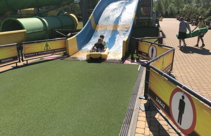 W dniach 15-18 maja 2024 roku uczniowie klas 4A i 5B wybrali się na wycieczkę do Łeby. Oto krótkie podsumowanie ich przygody.
Wizyta w Słowińskim Parku Narodowym była niezapomniana. Ruchome wydmy to unikalne miejsce, gdzie piaskowe pagórki przemieszczają się pod wpływem wiatru. Uczniowie mieli okazję spacerować po tych wydmach i podziwiać piękno natury.
W Łebie Parku czekało na nich wiele atrakcji: Zamek Strachu - dla odważnych, którzy lubią emocje; pojazdy Flinstonów - ciekawa atrakcja dla fanów kultowego serialu, Kopalnia złota - poszukiwanie skarbów; Labirynt magicznych luster - złudzenie nieskończonego lustra; zjeżdżalnie wodne 4 w 1 oraz zjeżdżalnia Boomerang - dla fanów wodnych atrakcji, zjazd na pontonach bez potrzeby przebierania się w stroje kąpielowe, wysokość ślizgu – 10 metrów; Diabelski Młyn, wysoki na 27 metrów wyposażony w 20 gondoli stoi nieopodal naszych zjeżdżalni, widok z góry zapiera dech w piersiach; park trampolin - ogromna przestrzeń, wypełniona parkourem, trampolinami, koszykówką, a także miejscem do robienia salt,  po których bezpiecznie wylądujesz na poduchę; autodrom - atrakcja którą zna niemal każdy! To must-have każdego parku rozrywki.
Uczniowie przemieszczali się po Łebie na melexach, co było wygodnym i ekscytującym środkiem transportu. Na koniec dnia uczniowie odpoczywali w Ośrodku Wypoczynkowym Fregata, gdzie mogli zrelaksować się po pełnym wrażeń dniu.
Wycieczka była udana, a uczniowie wrócili do domu z pięknymi wspomnieniami!