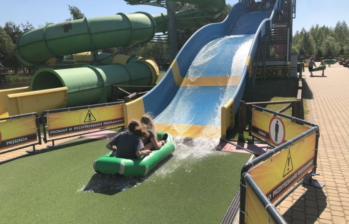 W dniach 15-18 maja 2024 roku uczniowie klas 4A i 5B wybrali się na wycieczkę do Łeby. Oto krótkie podsumowanie ich przygody.
Wizyta w Słowińskim Parku Narodowym była niezapomniana. Ruchome wydmy to unikalne miejsce, gdzie piaskowe pagórki przemieszczają się pod wpływem wiatru. Uczniowie mieli okazję spacerować po tych wydmach i podziwiać piękno natury.
W Łebie Parku czekało na nich wiele atrakcji: Zamek Strachu - dla odważnych, którzy lubią emocje; pojazdy Flinstonów - ciekawa atrakcja dla fanów kultowego serialu, Kopalnia złota - poszukiwanie skarbów; Labirynt magicznych luster - złudzenie nieskończonego lustra; zjeżdżalnie wodne 4 w 1 oraz zjeżdżalnia Boomerang - dla fanów wodnych atrakcji, zjazd na pontonach bez potrzeby przebierania się w stroje kąpielowe, wysokość ślizgu – 10 metrów; Diabelski Młyn, wysoki na 27 metrów wyposażony w 20 gondoli stoi nieopodal naszych zjeżdżalni, widok z góry zapiera dech w piersiach; park trampolin - ogromna przestrzeń, wypełniona parkourem, trampolinami, koszykówką, a także miejscem do robienia salt,  po których bezpiecznie wylądujesz na poduchę; autodrom - atrakcja którą zna niemal każdy! To must-have każdego parku rozrywki.
Uczniowie przemieszczali się po Łebie na melexach, co było wygodnym i ekscytującym środkiem transportu. Na koniec dnia uczniowie odpoczywali w Ośrodku Wypoczynkowym Fregata, gdzie mogli zrelaksować się po pełnym wrażeń dniu.
Wycieczka była udana, a uczniowie wrócili do domu z pięknymi wspomnieniami!