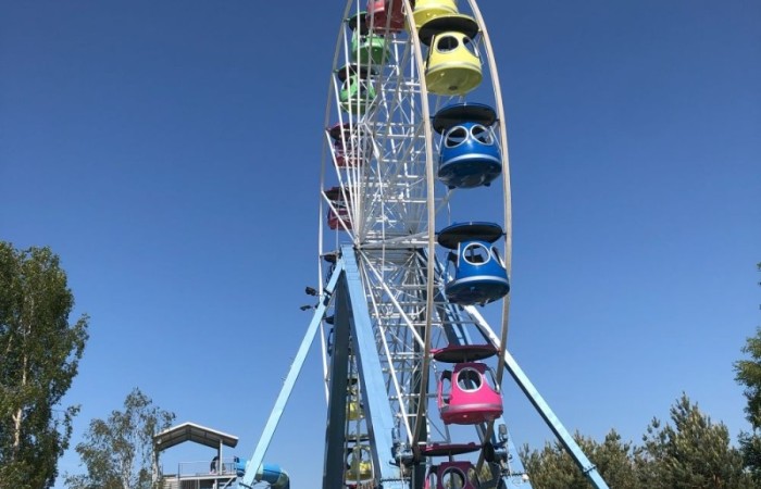 W dniach 15-18 maja 2024 roku uczniowie klas 4A i 5B wybrali się na wycieczkę do Łeby. Oto krótkie podsumowanie ich przygody.
Wizyta w Słowińskim Parku Narodowym była niezapomniana. Ruchome wydmy to unikalne miejsce, gdzie piaskowe pagórki przemieszczają się pod wpływem wiatru. Uczniowie mieli okazję spacerować po tych wydmach i podziwiać piękno natury.
W Łebie Parku czekało na nich wiele atrakcji: Zamek Strachu - dla odważnych, którzy lubią emocje; pojazdy Flinstonów - ciekawa atrakcja dla fanów kultowego serialu, Kopalnia złota - poszukiwanie skarbów; Labirynt magicznych luster - złudzenie nieskończonego lustra; zjeżdżalnie wodne 4 w 1 oraz zjeżdżalnia Boomerang - dla fanów wodnych atrakcji, zjazd na pontonach bez potrzeby przebierania się w stroje kąpielowe, wysokość ślizgu – 10 metrów; Diabelski Młyn, wysoki na 27 metrów wyposażony w 20 gondoli stoi nieopodal naszych zjeżdżalni, widok z góry zapiera dech w piersiach; park trampolin - ogromna przestrzeń, wypełniona parkourem, trampolinami, koszykówką, a także miejscem do robienia salt,  po których bezpiecznie wylądujesz na poduchę; autodrom - atrakcja którą zna niemal każdy! To must-have każdego parku rozrywki.
Uczniowie przemieszczali się po Łebie na melexach, co było wygodnym i ekscytującym środkiem transportu. Na koniec dnia uczniowie odpoczywali w Ośrodku Wypoczynkowym Fregata, gdzie mogli zrelaksować się po pełnym wrażeń dniu.
Wycieczka była udana, a uczniowie wrócili do domu z pięknymi wspomnieniami!