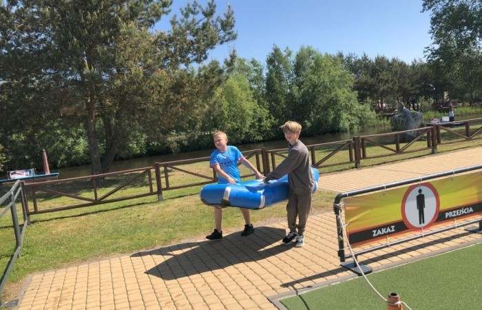 W dniach 15-18 maja 2024 roku uczniowie klas 4A i 5B wybrali się na wycieczkę do Łeby. Oto krótkie podsumowanie ich przygody.
Wizyta w Słowińskim Parku Narodowym była niezapomniana. Ruchome wydmy to unikalne miejsce, gdzie piaskowe pagórki przemieszczają się pod wpływem wiatru. Uczniowie mieli okazję spacerować po tych wydmach i podziwiać piękno natury.
W Łebie Parku czekało na nich wiele atrakcji: Zamek Strachu - dla odważnych, którzy lubią emocje; pojazdy Flinstonów - ciekawa atrakcja dla fanów kultowego serialu, Kopalnia złota - poszukiwanie skarbów; Labirynt magicznych luster - złudzenie nieskończonego lustra; zjeżdżalnie wodne 4 w 1 oraz zjeżdżalnia Boomerang - dla fanów wodnych atrakcji, zjazd na pontonach bez potrzeby przebierania się w stroje kąpielowe, wysokość ślizgu – 10 metrów; Diabelski Młyn, wysoki na 27 metrów wyposażony w 20 gondoli stoi nieopodal naszych zjeżdżalni, widok z góry zapiera dech w piersiach; park trampolin - ogromna przestrzeń, wypełniona parkourem, trampolinami, koszykówką, a także miejscem do robienia salt,  po których bezpiecznie wylądujesz na poduchę; autodrom - atrakcja którą zna niemal każdy! To must-have każdego parku rozrywki.
Uczniowie przemieszczali się po Łebie na melexach, co było wygodnym i ekscytującym środkiem transportu. Na koniec dnia uczniowie odpoczywali w Ośrodku Wypoczynkowym Fregata, gdzie mogli zrelaksować się po pełnym wrażeń dniu.
Wycieczka była udana, a uczniowie wrócili do domu z pięknymi wspomnieniami!W dniach 15-18 maja 2024 roku uczniowie klas 4A i 5B wybrali się na wycieczkę do Łeby. Oto krótkie podsumowanie ich przygody.
Wizyta w Słowińskim Parku Narodowym była niezapomniana. Ruchome wydmy to unikalne miejsce, gdzie piaskowe pagórki przemieszczają się pod wpływem wiatru. Uczniowie mieli okazję spacerować po tych wydmach i podziwiać piękno natury.
W Łebie Parku czekało na nich wiele atrakcji: Zamek Strachu - dla odważnych, którzy lubią emocje; pojazdy Flinstonów - ciekawa atrakcja dla fanów kultowego serialu, Kopalnia złota - poszukiwanie skarbów; Labirynt magicznych luster - złudzenie nieskończonego lustra; zjeżdżalnie wodne 4 w 1 oraz zjeżdżalnia Boomerang - dla fanów wodnych atrakcji, zjazd na pontonach bez potrzeby przebierania się w stroje kąpielowe, wysokość ślizgu – 10 metrów; Diabelski Młyn, wysoki na 27 metrów wyposażony w 20 gondoli stoi nieopodal naszych zjeżdżalni, widok z góry zapiera dech w piersiach; park trampolin - ogromna przestrzeń, wypełniona parkourem, trampolinami, koszykówką, a także miejscem do robienia salt,  po których bezpiecznie wylądujesz na poduchę; autodrom - atrakcja którą zna niemal każdy! To must-have każdego parku rozrywki.
Uczniowie przemieszczali się po Łebie na melexach, co było wygodnym i ekscytującym środkiem transportu. Na koniec dnia uczniowie odpoczywali w Ośrodku Wypoczynkowym Fregata, gdzie mogli zrelaksować się po pełnym wrażeń dniu.
Wycieczka była udana, a uczniowie wrócili do domu z pięknymi wspomnieniami!