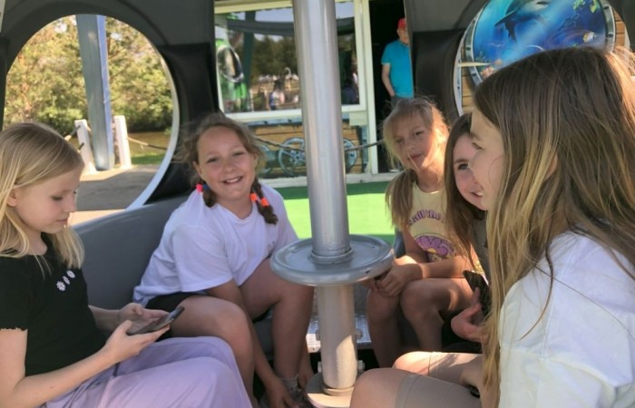 W dniach 15-18 maja 2024 roku uczniowie klas 4A i 5B wybrali się na wycieczkę do Łeby. Oto krótkie podsumowanie ich przygody.
Wizyta w Słowińskim Parku Narodowym była niezapomniana. Ruchome wydmy to unikalne miejsce, gdzie piaskowe pagórki przemieszczają się pod wpływem wiatru. Uczniowie mieli okazję spacerować po tych wydmach i podziwiać piękno natury.
W Łebie Parku czekało na nich wiele atrakcji: Zamek Strachu - dla odważnych, którzy lubią emocje; pojazdy Flinstonów - ciekawa atrakcja dla fanów kultowego serialu, Kopalnia złota - poszukiwanie skarbów; Labirynt magicznych luster - złudzenie nieskończonego lustra; zjeżdżalnie wodne 4 w 1 oraz zjeżdżalnia Boomerang - dla fanów wodnych atrakcji, zjazd na pontonach bez potrzeby przebierania się w stroje kąpielowe, wysokość ślizgu – 10 metrów; Diabelski Młyn, wysoki na 27 metrów wyposażony w 20 gondoli stoi nieopodal naszych zjeżdżalni, widok z góry zapiera dech w piersiach; park trampolin - ogromna przestrzeń, wypełniona parkourem, trampolinami, koszykówką, a także miejscem do robienia salt,  po których bezpiecznie wylądujesz na poduchę; autodrom - atrakcja którą zna niemal każdy! To must-have każdego parku rozrywki.
Uczniowie przemieszczali się po Łebie na melexach, co było wygodnym i ekscytującym środkiem transportu. Na koniec dnia uczniowie odpoczywali w Ośrodku Wypoczynkowym Fregata, gdzie mogli zrelaksować się po pełnym wrażeń dniu.
Wycieczka była udana, a uczniowie wrócili do domu z pięknymi wspomnieniami!