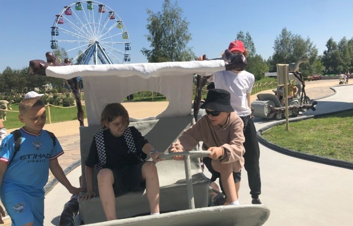 W dniach 15-18 maja 2024 roku uczniowie klas 4A i 5B wybrali się na wycieczkę do Łeby. Oto krótkie podsumowanie ich przygody.
Wizyta w Słowińskim Parku Narodowym była niezapomniana. Ruchome wydmy to unikalne miejsce, gdzie piaskowe pagórki przemieszczają się pod wpływem wiatru. Uczniowie mieli okazję spacerować po tych wydmach i podziwiać piękno natury.
W Łebie Parku czekało na nich wiele atrakcji: Zamek Strachu - dla odważnych, którzy lubią emocje; pojazdy Flinstonów - ciekawa atrakcja dla fanów kultowego serialu, Kopalnia złota - poszukiwanie skarbów; Labirynt magicznych luster - złudzenie nieskończonego lustra; zjeżdżalnie wodne 4 w 1 oraz zjeżdżalnia Boomerang - dla fanów wodnych atrakcji, zjazd na pontonach bez potrzeby przebierania się w stroje kąpielowe, wysokość ślizgu – 10 metrów; Diabelski Młyn, wysoki na 27 metrów wyposażony w 20 gondoli stoi nieopodal naszych zjeżdżalni, widok z góry zapiera dech w piersiach; park trampolin - ogromna przestrzeń, wypełniona parkourem, trampolinami, koszykówką, a także miejscem do robienia salt,  po których bezpiecznie wylądujesz na poduchę; autodrom - atrakcja którą zna niemal każdy! To must-have każdego parku rozrywki.
Uczniowie przemieszczali się po Łebie na melexach, co było wygodnym i ekscytującym środkiem transportu. Na koniec dnia uczniowie odpoczywali w Ośrodku Wypoczynkowym Fregata, gdzie mogli zrelaksować się po pełnym wrażeń dniu.
Wycieczka była udana, a uczniowie wrócili do domu z pięknymi wspomnieniami!