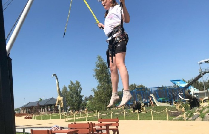 W dniach 15-18 maja 2024 roku uczniowie klas 4A i 5B wybrali się na wycieczkę do Łeby. Oto krótkie podsumowanie ich przygody.
Wizyta w Słowińskim Parku Narodowym była niezapomniana. Ruchome wydmy to unikalne miejsce, gdzie piaskowe pagórki przemieszczają się pod wpływem wiatru. Uczniowie mieli okazję spacerować po tych wydmach i podziwiać piękno natury.
W Łebie Parku czekało na nich wiele atrakcji: Zamek Strachu - dla odważnych, którzy lubią emocje; pojazdy Flinstonów - ciekawa atrakcja dla fanów kultowego serialu, Kopalnia złota - poszukiwanie skarbów; Labirynt magicznych luster - złudzenie nieskończonego lustra; zjeżdżalnie wodne 4 w 1 oraz zjeżdżalnia Boomerang - dla fanów wodnych atrakcji, zjazd na pontonach bez potrzeby przebierania się w stroje kąpielowe, wysokość ślizgu – 10 metrów; Diabelski Młyn, wysoki na 27 metrów wyposażony w 20 gondoli stoi nieopodal naszych zjeżdżalni, widok z góry zapiera dech w piersiach; park trampolin - ogromna przestrzeń, wypełniona parkourem, trampolinami, koszykówką, a także miejscem do robienia salt,  po których bezpiecznie wylądujesz na poduchę; autodrom - atrakcja którą zna niemal każdy! To must-have każdego parku rozrywki.
Uczniowie przemieszczali się po Łebie na melexach, co było wygodnym i ekscytującym środkiem transportu. Na koniec dnia uczniowie odpoczywali w Ośrodku Wypoczynkowym Fregata, gdzie mogli zrelaksować się po pełnym wrażeń dniu.
Wycieczka była udana, a uczniowie wrócili do domu z pięknymi wspomnieniami!