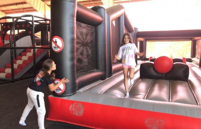 W dniach 15-18 maja 2024 roku uczniowie klas 4A i 5B wybrali się na wycieczkę do Łeby. Oto krótkie podsumowanie ich przygody.
Wizyta w Słowińskim Parku Narodowym była niezapomniana. Ruchome wydmy to unikalne miejsce, gdzie piaskowe pagórki przemieszczają się pod wpływem wiatru. Uczniowie mieli okazję spacerować po tych wydmach i podziwiać piękno natury.
W Łebie Parku czekało na nich wiele atrakcji: Zamek Strachu - dla odważnych, którzy lubią emocje; pojazdy Flinstonów - ciekawa atrakcja dla fanów kultowego serialu, Kopalnia złota - poszukiwanie skarbów; Labirynt magicznych luster - złudzenie nieskończonego lustra; zjeżdżalnie wodne 4 w 1 oraz zjeżdżalnia Boomerang - dla fanów wodnych atrakcji, zjazd na pontonach bez potrzeby przebierania się w stroje kąpielowe, wysokość ślizgu – 10 metrów; Diabelski Młyn, wysoki na 27 metrów wyposażony w 20 gondoli stoi nieopodal naszych zjeżdżalni, widok z góry zapiera dech w piersiach; park trampolin - ogromna przestrzeń, wypełniona parkourem, trampolinami, koszykówką, a także miejscem do robienia salt,  po których bezpiecznie wylądujesz na poduchę; autodrom - atrakcja którą zna niemal każdy! To must-have każdego parku rozrywki.
Uczniowie przemieszczali się po Łebie na melexach, co było wygodnym i ekscytującym środkiem transportu. Na koniec dnia uczniowie odpoczywali w Ośrodku Wypoczynkowym Fregata, gdzie mogli zrelaksować się po pełnym wrażeń dniu.
Wycieczka była udana, a uczniowie wrócili do domu z pięknymi wspomnieniami!