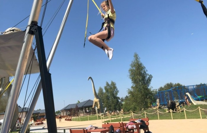 W dniach 15-18 maja 2024 roku uczniowie klas 4A i 5B wybrali się na wycieczkę do Łeby. Oto krótkie podsumowanie ich przygody.
Wizyta w Słowińskim Parku Narodowym była niezapomniana. Ruchome wydmy to unikalne miejsce, gdzie piaskowe pagórki przemieszczają się pod wpływem wiatru. Uczniowie mieli okazję spacerować po tych wydmach i podziwiać piękno natury.
W Łebie Parku czekało na nich wiele atrakcji: Zamek Strachu - dla odważnych, którzy lubią emocje; pojazdy Flinstonów - ciekawa atrakcja dla fanów kultowego serialu, Kopalnia złota - poszukiwanie skarbów; Labirynt magicznych luster - złudzenie nieskończonego lustra; zjeżdżalnie wodne 4 w 1 oraz zjeżdżalnia Boomerang - dla fanów wodnych atrakcji, zjazd na pontonach bez potrzeby przebierania się w stroje kąpielowe, wysokość ślizgu – 10 metrów; Diabelski Młyn, wysoki na 27 metrów wyposażony w 20 gondoli stoi nieopodal naszych zjeżdżalni, widok z góry zapiera dech w piersiach; park trampolin - ogromna przestrzeń, wypełniona parkourem, trampolinami, koszykówką, a także miejscem do robienia salt,  po których bezpiecznie wylądujesz na poduchę; autodrom - atrakcja którą zna niemal każdy! To must-have każdego parku rozrywki.
Uczniowie przemieszczali się po Łebie na melexach, co było wygodnym i ekscytującym środkiem transportu. Na koniec dnia uczniowie odpoczywali w Ośrodku Wypoczynkowym Fregata, gdzie mogli zrelaksować się po pełnym wrażeń dniu.
Wycieczka była udana, a uczniowie wrócili do domu z pięknymi wspomnieniami!