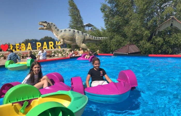 W dniach 15-18 maja 2024 roku uczniowie klas 4A i 5B wybrali się na wycieczkę do Łeby. Oto krótkie podsumowanie ich przygody.
Wizyta w Słowińskim Parku Narodowym była niezapomniana. Ruchome wydmy to unikalne miejsce, gdzie piaskowe pagórki przemieszczają się pod wpływem wiatru. Uczniowie mieli okazję spacerować po tych wydmach i podziwiać piękno natury.
W Łebie Parku czekało na nich wiele atrakcji: Zamek Strachu - dla odważnych, którzy lubią emocje; pojazdy Flinstonów - ciekawa atrakcja dla fanów kultowego serialu, Kopalnia złota - poszukiwanie skarbów; Labirynt magicznych luster - złudzenie nieskończonego lustra; zjeżdżalnie wodne 4 w 1 oraz zjeżdżalnia Boomerang - dla fanów wodnych atrakcji, zjazd na pontonach bez potrzeby przebierania się w stroje kąpielowe, wysokość ślizgu – 10 metrów; Diabelski Młyn, wysoki na 27 metrów wyposażony w 20 gondoli stoi nieopodal naszych zjeżdżalni, widok z góry zapiera dech w piersiach; park trampolin - ogromna przestrzeń, wypełniona parkourem, trampolinami, koszykówką, a także miejscem do robienia salt,  po których bezpiecznie wylądujesz na poduchę; autodrom - atrakcja którą zna niemal każdy! To must-have każdego parku rozrywki.
Uczniowie przemieszczali się po Łebie na melexach, co było wygodnym i ekscytującym środkiem transportu. Na koniec dnia uczniowie odpoczywali w Ośrodku Wypoczynkowym Fregata, gdzie mogli zrelaksować się po pełnym wrażeń dniu.
Wycieczka była udana, a uczniowie wrócili do domu z pięknymi wspomnieniami!