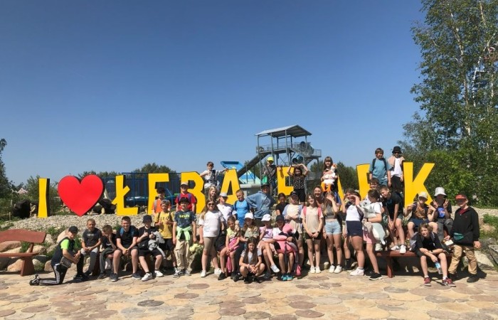 W dniach 15-18 maja 2024 roku uczniowie klas 4A i 5B wybrali się na wycieczkę do Łeby. Oto krótkie podsumowanie ich przygody.
Wizyta w Słowińskim Parku Narodowym była niezapomniana. Ruchome wydmy to unikalne miejsce, gdzie piaskowe pagórki przemieszczają się pod wpływem wiatru. Uczniowie mieli okazję spacerować po tych wydmach i podziwiać piękno natury.
W Łebie Parku czekało na nich wiele atrakcji: Zamek Strachu - dla odważnych, którzy lubią emocje; pojazdy Flinstonów - ciekawa atrakcja dla fanów kultowego serialu, Kopalnia złota - poszukiwanie skarbów; Labirynt magicznych luster - złudzenie nieskończonego lustra; zjeżdżalnie wodne 4 w 1 oraz zjeżdżalnia Boomerang - dla fanów wodnych atrakcji, zjazd na pontonach bez potrzeby przebierania się w stroje kąpielowe, wysokość ślizgu – 10 metrów; Diabelski Młyn, wysoki na 27 metrów wyposażony w 20 gondoli stoi nieopodal naszych zjeżdżalni, widok z góry zapiera dech w piersiach; park trampolin - ogromna przestrzeń, wypełniona parkourem, trampolinami, koszykówką, a także miejscem do robienia salt,  po których bezpiecznie wylądujesz na poduchę; autodrom - atrakcja którą zna niemal każdy! To must-have każdego parku rozrywki.
Uczniowie przemieszczali się po Łebie na melexach, co było wygodnym i ekscytującym środkiem transportu. Na koniec dnia uczniowie odpoczywali w Ośrodku Wypoczynkowym Fregata, gdzie mogli zrelaksować się po pełnym wrażeń dniu.
Wycieczka była udana, a uczniowie wrócili do domu z pięknymi wspomnieniami!