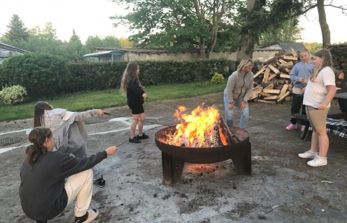 W dniach 15-18 maja 2024 roku uczniowie klas 4A i 5B wybrali się na wycieczkę do Łeby. Oto krótkie podsumowanie ich przygody.
Wizyta w Słowińskim Parku Narodowym była niezapomniana. Ruchome wydmy to unikalne miejsce, gdzie piaskowe pagórki przemieszczają się pod wpływem wiatru. Uczniowie mieli okazję spacerować po tych wydmach i podziwiać piękno natury.
W Łebie Parku czekało na nich wiele atrakcji: Zamek Strachu - dla odważnych, którzy lubią emocje; pojazdy Flinstonów - ciekawa atrakcja dla fanów kultowego serialu, Kopalnia złota - poszukiwanie skarbów; Labirynt magicznych luster - złudzenie nieskończonego lustra; zjeżdżalnie wodne 4 w 1 oraz zjeżdżalnia Boomerang - dla fanów wodnych atrakcji, zjazd na pontonach bez potrzeby przebierania się w stroje kąpielowe, wysokość ślizgu – 10 metrów; Diabelski Młyn, wysoki na 27 metrów wyposażony w 20 gondoli stoi nieopodal naszych zjeżdżalni, widok z góry zapiera dech w piersiach; park trampolin - ogromna przestrzeń, wypełniona parkourem, trampolinami, koszykówką, a także miejscem do robienia salt,  po których bezpiecznie wylądujesz na poduchę; autodrom - atrakcja którą zna niemal każdy! To must-have każdego parku rozrywki.
Uczniowie przemieszczali się po Łebie na melexach, co było wygodnym i ekscytującym środkiem transportu. Na koniec dnia uczniowie odpoczywali w Ośrodku Wypoczynkowym Fregata, gdzie mogli zrelaksować się po pełnym wrażeń dniu.
Wycieczka była udana, a uczniowie wrócili do domu z pięknymi wspomnieniami!