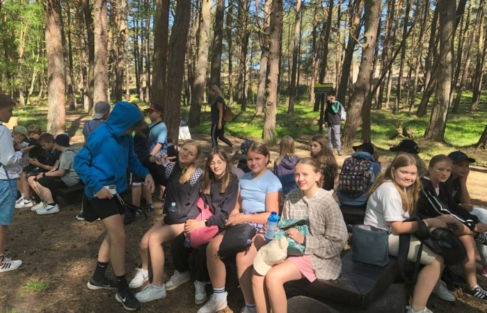 W dniach 15-18 maja 2024 roku uczniowie klas 4A i 5B wybrali się na wycieczkę do Łeby. Oto krótkie podsumowanie ich przygody.
Wizyta w Słowińskim Parku Narodowym była niezapomniana. Ruchome wydmy to unikalne miejsce, gdzie piaskowe pagórki przemieszczają się pod wpływem wiatru. Uczniowie mieli okazję spacerować po tych wydmach i podziwiać piękno natury.
W Łebie Parku czekało na nich wiele atrakcji: Zamek Strachu - dla odważnych, którzy lubią emocje; pojazdy Flinstonów - ciekawa atrakcja dla fanów kultowego serialu, Kopalnia złota - poszukiwanie skarbów; Labirynt magicznych luster - złudzenie nieskończonego lustra; zjeżdżalnie wodne 4 w 1 oraz zjeżdżalnia Boomerang - dla fanów wodnych atrakcji, zjazd na pontonach bez potrzeby przebierania się w stroje kąpielowe, wysokość ślizgu – 10 metrów; Diabelski Młyn, wysoki na 27 metrów wyposażony w 20 gondoli stoi nieopodal naszych zjeżdżalni, widok z góry zapiera dech w piersiach; park trampolin - ogromna przestrzeń, wypełniona parkourem, trampolinami, koszykówką, a także miejscem do robienia salt,  po których bezpiecznie wylądujesz na poduchę; autodrom - atrakcja którą zna niemal każdy! To must-have każdego parku rozrywki.
Uczniowie przemieszczali się po Łebie na melexach, co było wygodnym i ekscytującym środkiem transportu. Na koniec dnia uczniowie odpoczywali w Ośrodku Wypoczynkowym Fregata, gdzie mogli zrelaksować się po pełnym wrażeń dniu.
Wycieczka była udana, a uczniowie wrócili do domu z pięknymi wspomnieniami!