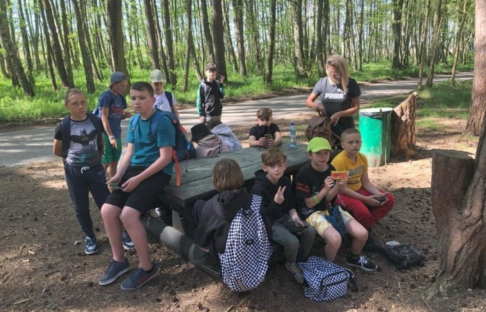 W dniach 15-18 maja 2024 roku uczniowie klas 4A i 5B wybrali się na wycieczkę do Łeby. Oto krótkie podsumowanie ich przygody.
Wizyta w Słowińskim Parku Narodowym była niezapomniana. Ruchome wydmy to unikalne miejsce, gdzie piaskowe pagórki przemieszczają się pod wpływem wiatru. Uczniowie mieli okazję spacerować po tych wydmach i podziwiać piękno natury.
W Łebie Parku czekało na nich wiele atrakcji: Zamek Strachu - dla odważnych, którzy lubią emocje; pojazdy Flinstonów - ciekawa atrakcja dla fanów kultowego serialu, Kopalnia złota - poszukiwanie skarbów; Labirynt magicznych luster - złudzenie nieskończonego lustra; zjeżdżalnie wodne 4 w 1 oraz zjeżdżalnia Boomerang - dla fanów wodnych atrakcji, zjazd na pontonach bez potrzeby przebierania się w stroje kąpielowe, wysokość ślizgu – 10 metrów; Diabelski Młyn, wysoki na 27 metrów wyposażony w 20 gondoli stoi nieopodal naszych zjeżdżalni, widok z góry zapiera dech w piersiach; park trampolin - ogromna przestrzeń, wypełniona parkourem, trampolinami, koszykówką, a także miejscem do robienia salt,  po których bezpiecznie wylądujesz na poduchę; autodrom - atrakcja którą zna niemal każdy! To must-have każdego parku rozrywki.
Uczniowie przemieszczali się po Łebie na melexach, co było wygodnym i ekscytującym środkiem transportu. Na koniec dnia uczniowie odpoczywali w Ośrodku Wypoczynkowym Fregata, gdzie mogli zrelaksować się po pełnym wrażeń dniu.
Wycieczka była udana, a uczniowie wrócili do domu z pięknymi wspomnieniami!