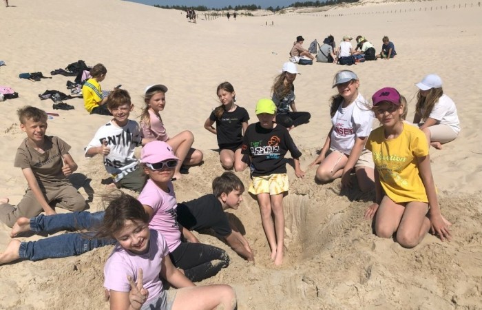 W dniach 15-18 maja 2024 roku uczniowie klas 4A i 5B wybrali się na wycieczkę do Łeby. Oto krótkie podsumowanie ich przygody.
Wizyta w Słowińskim Parku Narodowym była niezapomniana. Ruchome wydmy to unikalne miejsce, gdzie piaskowe pagórki przemieszczają się pod wpływem wiatru. Uczniowie mieli okazję spacerować po tych wydmach i podziwiać piękno natury.
W Łebie Parku czekało na nich wiele atrakcji: Zamek Strachu - dla odważnych, którzy lubią emocje; pojazdy Flinstonów - ciekawa atrakcja dla fanów kultowego serialu, Kopalnia złota - poszukiwanie skarbów; Labirynt magicznych luster - złudzenie nieskończonego lustra; zjeżdżalnie wodne 4 w 1 oraz zjeżdżalnia Boomerang - dla fanów wodnych atrakcji, zjazd na pontonach bez potrzeby przebierania się w stroje kąpielowe, wysokość ślizgu – 10 metrów; Diabelski Młyn, wysoki na 27 metrów wyposażony w 20 gondoli stoi nieopodal naszych zjeżdżalni, widok z góry zapiera dech w piersiach; park trampolin - ogromna przestrzeń, wypełniona parkourem, trampolinami, koszykówką, a także miejscem do robienia salt,  po których bezpiecznie wylądujesz na poduchę; autodrom - atrakcja którą zna niemal każdy! To must-have każdego parku rozrywki.
Uczniowie przemieszczali się po Łebie na melexach, co było wygodnym i ekscytującym środkiem transportu. Na koniec dnia uczniowie odpoczywali w Ośrodku Wypoczynkowym Fregata, gdzie mogli zrelaksować się po pełnym wrażeń dniu.
Wycieczka była udana, a uczniowie wrócili do domu z pięknymi wspomnieniami!W dniach 15-18 maja 2024 roku uczniowie klas 4A i 5B wybrali się na wycieczkę do Łeby. Oto krótkie podsumowanie ich przygody.
Wizyta w Słowińskim Parku Narodowym była niezapomniana. Ruchome wydmy to unikalne miejsce, gdzie piaskowe pagórki przemieszczają się pod wpływem wiatru. Uczniowie mieli okazję spacerować po tych wydmach i podziwiać piękno natury.
W Łebie Parku czekało na nich wiele atrakcji: Zamek Strachu - dla odważnych, którzy lubią emocje; pojazdy Flinstonów - ciekawa atrakcja dla fanów kultowego serialu, Kopalnia złota - poszukiwanie skarbów; Labirynt magicznych luster - złudzenie nieskończonego lustra; zjeżdżalnie wodne 4 w 1 oraz zjeżdżalnia Boomerang - dla fanów wodnych atrakcji, zjazd na pontonach bez potrzeby przebierania się w stroje kąpielowe, wysokość ślizgu – 10 metrów; Diabelski Młyn, wysoki na 27 metrów wyposażony w 20 gondoli stoi nieopodal naszych zjeżdżalni, widok z góry zapiera dech w piersiach; park trampolin - ogromna przestrzeń, wypełniona parkourem, trampolinami, koszykówką, a także miejscem do robienia salt,  po których bezpiecznie wylądujesz na poduchę; autodrom - atrakcja którą zna niemal każdy! To must-have każdego parku rozrywki.
Uczniowie przemieszczali się po Łebie na melexach, co było wygodnym i ekscytującym środkiem transportu. Na koniec dnia uczniowie odpoczywali w Ośrodku Wypoczynkowym Fregata, gdzie mogli zrelaksować się po pełnym wrażeń dniu.
Wycieczka była udana, a uczniowie wrócili do domu z pięknymi wspomnieniami!