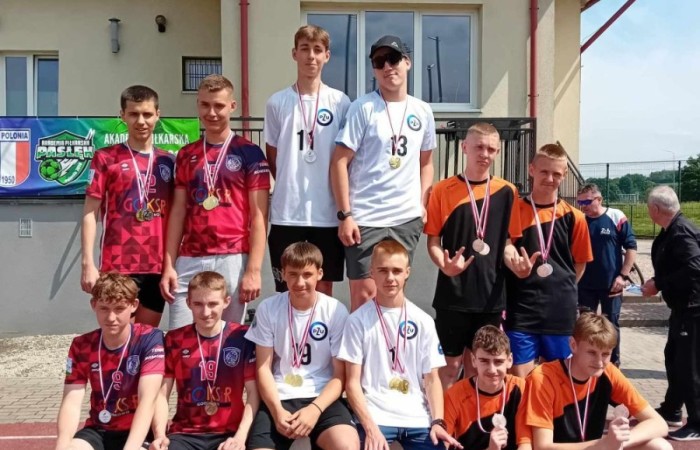 Bardzo udany start naszych uczniów w zawodach lekkoatletycznych na stadionie miejskim MOSiR w Pasłęku. W sumie zdobyliśmy 11 medali w tym 6 złotych. 
Złote medale zdobyli:
Aniela Borkowska – kl. 8a w pchnięciu kula
Emilia Wiśniewska – kl. 8a w biegu na 300m 
Kacper Nadrowski – kl. 8b w biegu na 100m
Oskar Buczak – kl. 7b w skoku wzwyż 
Sztafeta dziewcząt – Marta Paluch, Julia Mikołajka, Emilia Wiśniewska, Kaja Buska. 
Sztafeta chłopców -  Paweł Lenard, Janek Szczepankowski, Kacper Nadrowski, Oskar Buczak. 
Gratulacje i brawa dla wszystkich uczniów, którzy reprezentowali naszą szkołę. 
