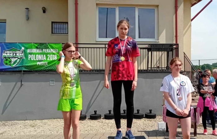 Bardzo udany start naszych uczniów w zawodach lekkoatletycznych na stadionie miejskim MOSiR w Pasłęku. W sumie zdobyliśmy 11 medali w tym 6 złotych. 
Złote medale zdobyli:
Aniela Borkowska – kl. 8a w pchnięciu kula
Emilia Wiśniewska – kl. 8a w biegu na 300m 
Kacper Nadrowski – kl. 8b w biegu na 100m
Oskar Buczak – kl. 7b w skoku wzwyż 
Sztafeta dziewcząt – Marta Paluch, Julia Mikołajka, Emilia Wiśniewska, Kaja Buska. 
Sztafeta chłopców -  Paweł Lenard, Janek Szczepankowski, Kacper Nadrowski, Oskar Buczak. 
Gratulacje i brawa dla wszystkich uczniów, którzy reprezentowali naszą szkołę. 
