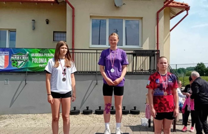 Bardzo udany start naszych uczniów w zawodach lekkoatletycznych na stadionie miejskim MOSiR w Pasłęku. W sumie zdobyliśmy 11 medali w tym 6 złotych. 
Złote medale zdobyli:
Aniela Borkowska – kl. 8a w pchnięciu kula
Emilia Wiśniewska – kl. 8a w biegu na 300m 
Kacper Nadrowski – kl. 8b w biegu na 100m
Oskar Buczak – kl. 7b w skoku wzwyż 
Sztafeta dziewcząt – Marta Paluch, Julia Mikołajka, Emilia Wiśniewska, Kaja Buska. 
Sztafeta chłopców -  Paweł Lenard, Janek Szczepankowski, Kacper Nadrowski, Oskar Buczak. 
Gratulacje i brawa dla wszystkich uczniów, którzy reprezentowali naszą szkołę. 
