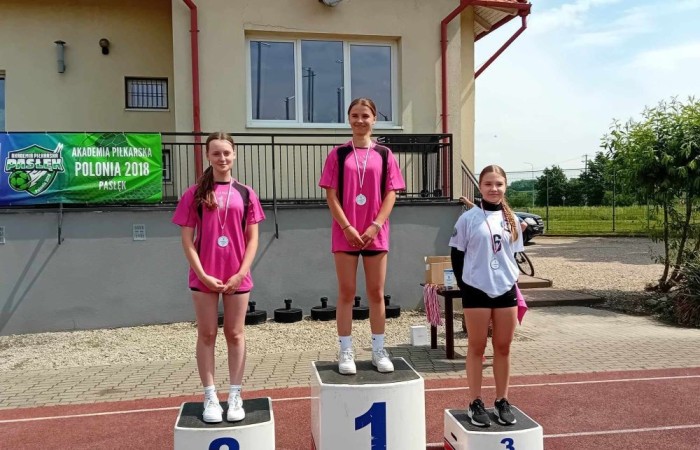 Bardzo udany start naszych uczniów w zawodach lekkoatletycznych na stadionie miejskim MOSiR w Pasłęku. W sumie zdobyliśmy 11 medali w tym 6 złotych. 
Złote medale zdobyli:
Aniela Borkowska – kl. 8a w pchnięciu kula
Emilia Wiśniewska – kl. 8a w biegu na 300m 
Kacper Nadrowski – kl. 8b w biegu na 100m
Oskar Buczak – kl. 7b w skoku wzwyż 
Sztafeta dziewcząt – Marta Paluch, Julia Mikołajka, Emilia Wiśniewska, Kaja Buska. 
Sztafeta chłopców -  Paweł Lenard, Janek Szczepankowski, Kacper Nadrowski, Oskar Buczak. 
Gratulacje i brawa dla wszystkich uczniów, którzy reprezentowali naszą szkołę. 
