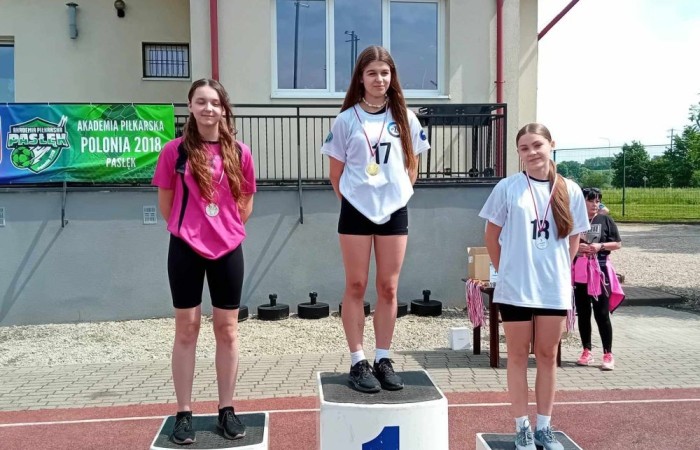 Bardzo udany start naszych uczniów w zawodach lekkoatletycznych na stadionie miejskim MOSiR w Pasłęku. W sumie zdobyliśmy 11 medali w tym 6 złotych. 
Złote medale zdobyli:
Aniela Borkowska – kl. 8a w pchnięciu kula
Emilia Wiśniewska – kl. 8a w biegu na 300m 
Kacper Nadrowski – kl. 8b w biegu na 100m
Oskar Buczak – kl. 7b w skoku wzwyż 
Sztafeta dziewcząt – Marta Paluch, Julia Mikołajka, Emilia Wiśniewska, Kaja Buska. 
Sztafeta chłopców -  Paweł Lenard, Janek Szczepankowski, Kacper Nadrowski, Oskar Buczak. 
Gratulacje i brawa dla wszystkich uczniów, którzy reprezentowali naszą szkołę. 
