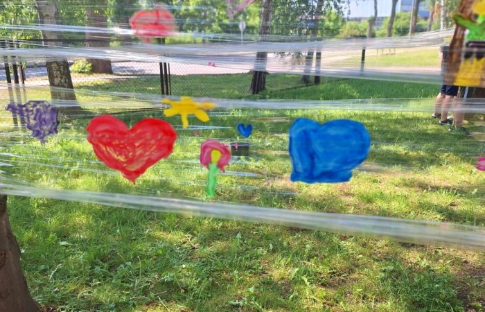 W ostatnim czasie uczniowie klasy III b wzięli udział w wyjątkowych zajęciach plastycznych, które wprawiły ich w zachwyt i radość tworzenia. Tym razem nasze artystyczne dusze miały okazję malować na świeżym powietrzu. Wyjątkowy pomysł na wykorzystanie folii spożywczej rozciągniętej pomiędzy drzewami okazał się strzałem w dziesiątkę. Uczniowie mogli wyrażać swoją kreatywność, eksperymentować z kolorami i formami, czerpiąc inspirację z natury otaczającej naszą szkołę.