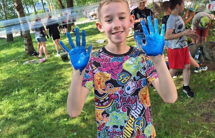 W ostatnim czasie uczniowie klasy III b wzięli udział w wyjątkowych zajęciach plastycznych, które wprawiły ich w zachwyt i radość tworzenia. Tym razem nasze artystyczne dusze miały okazję malować na świeżym powietrzu. Wyjątkowy pomysł na wykorzystanie folii spożywczej rozciągniętej pomiędzy drzewami okazał się strzałem w dziesiątkę. Uczniowie mogli wyrażać swoją kreatywność, eksperymentować z kolorami i formami, czerpiąc inspirację z natury otaczającej naszą szkołę.