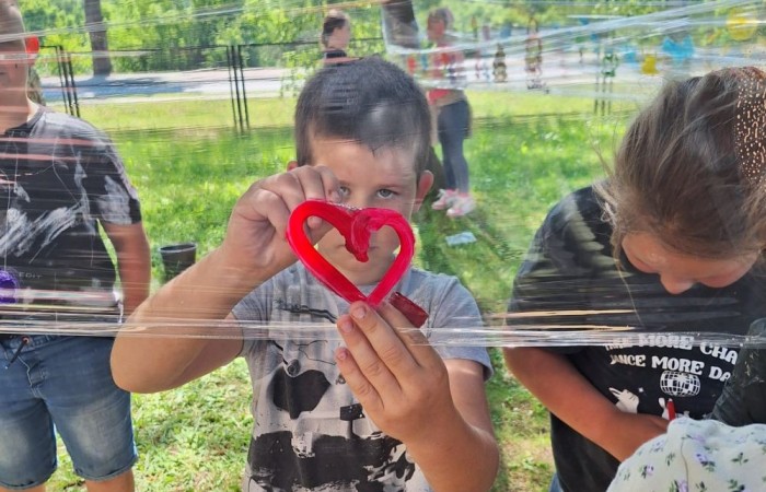 W ostatnim czasie uczniowie klasy III b wzięli udział w wyjątkowych zajęciach plastycznych, które wprawiły ich w zachwyt i radość tworzenia. Tym razem nasze artystyczne dusze miały okazję malować na świeżym powietrzu. Wyjątkowy pomysł na wykorzystanie folii spożywczej rozciągniętej pomiędzy drzewami okazał się strzałem w dziesiątkę. Uczniowie mogli wyrażać swoją kreatywność, eksperymentować z kolorami i formami, czerpiąc inspirację z natury otaczającej naszą szkołę.