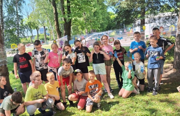 W ostatnim czasie uczniowie klasy III b wzięli udział w wyjątkowych zajęciach plastycznych, które wprawiły ich w zachwyt i radość tworzenia. Tym razem nasze artystyczne dusze miały okazję malować na świeżym powietrzu. Wyjątkowy pomysł na wykorzystanie folii spożywczej rozciągniętej pomiędzy drzewami okazał się strzałem w dziesiątkę. Uczniowie mogli wyrażać swoją kreatywność, eksperymentować z kolorami i formami, czerpiąc inspirację z natury otaczającej naszą szkołę.