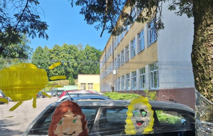 W ostatnim czasie uczniowie klasy III b wzięli udział w wyjątkowych zajęciach plastycznych, które wprawiły ich w zachwyt i radość tworzenia. Tym razem nasze artystyczne dusze miały okazję malować na świeżym powietrzu. Wyjątkowy pomysł na wykorzystanie folii spożywczej rozciągniętej pomiędzy drzewami okazał się strzałem w dziesiątkę. Uczniowie mogli wyrażać swoją kreatywność, eksperymentować z kolorami i formami, czerpiąc inspirację z natury otaczającej naszą szkołę.