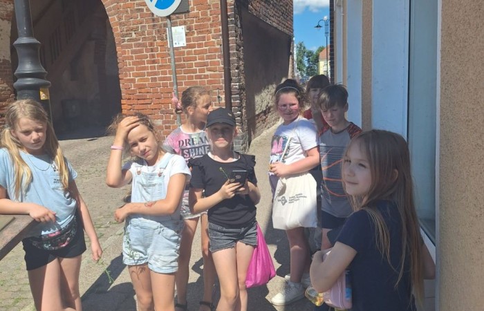 Uczniowie z kółka artystycznego mają za sobą kolejne wyjście na Stara Miasto. Tak jak poprzednie i to okazało się niezwykle inspirujące. Nasi młodzi fotografowie z zapałem odkrywali  Pasłęk i jego zabytki na nowo, patrząc na znane im miejsca z zupełnie innej perspektywy. 