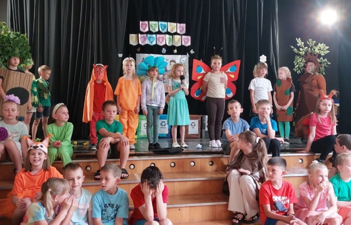 W środę 29.05 uczniowie klas pierwszych zaprosili do szkoły wyjątkowych gości, swoich najbliższych by wspólnie świętować Dzień Rodziny. Pierwszoklasiści przygotowali przedstawienie, które poruszyło serca wszystkich obecnych. Mamy nadzieję, że to wyjątkowe wydarzenie pozostawiło piękne wspomnienia zarówno dla naszych uczniów, jak i dla wszystkich, którzy mieli okazję wziąć w nim udział. Już nie możemy się doczekać kolejnych takich chwil pełnych radości i inspiracji.